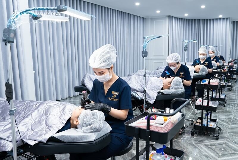 Các khóa học phun xăm thẩm mỹ tại DIVA Academy khoảng 25 - 50 triệu đồng