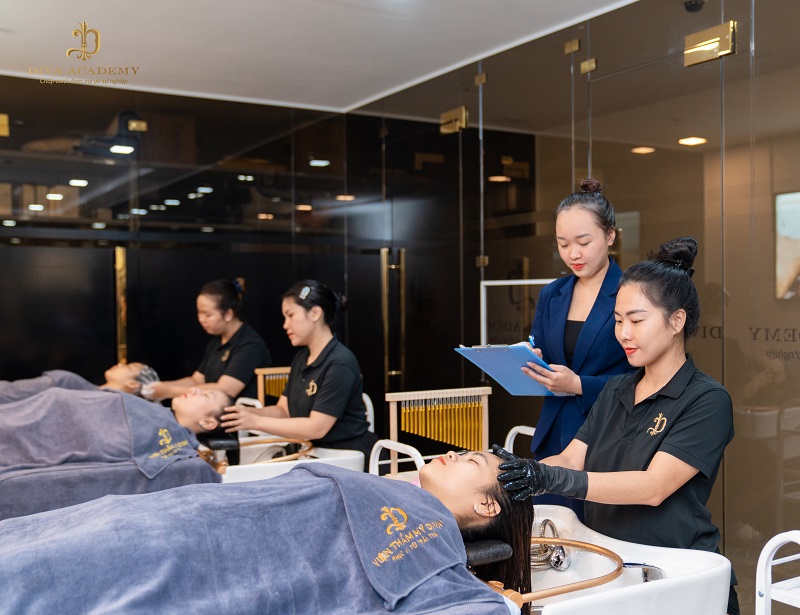 Giảng viên tại DIVA Academy luôn theo sát học viên trong suốt quá trình thực hành gội đầu dưỡng sinh