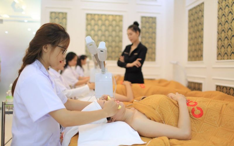 Học viên trường Xinh Xinh thực hành kỹ năng spa cơ bản