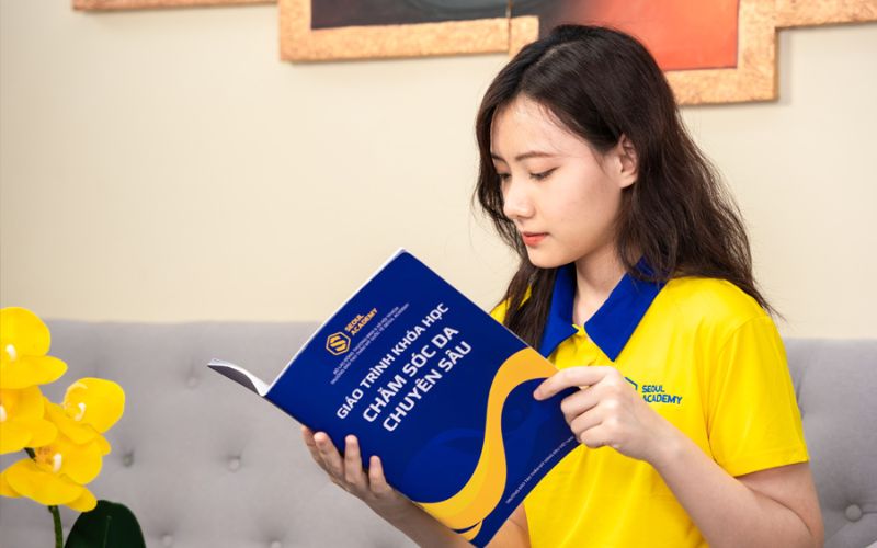 Giáo trình học nghề spa tại Seoul Academy được in ấn đẹp mắt, rõ ràng