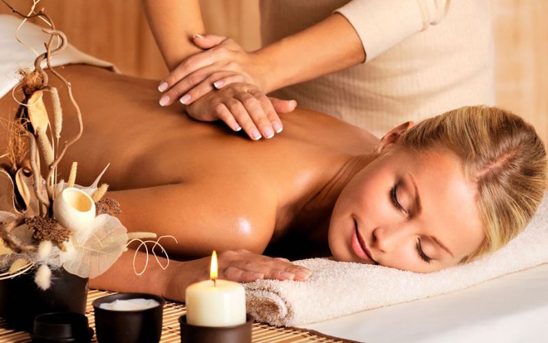 Học viên của New Gem thực hành kỹ thuật massage trên mẫu 