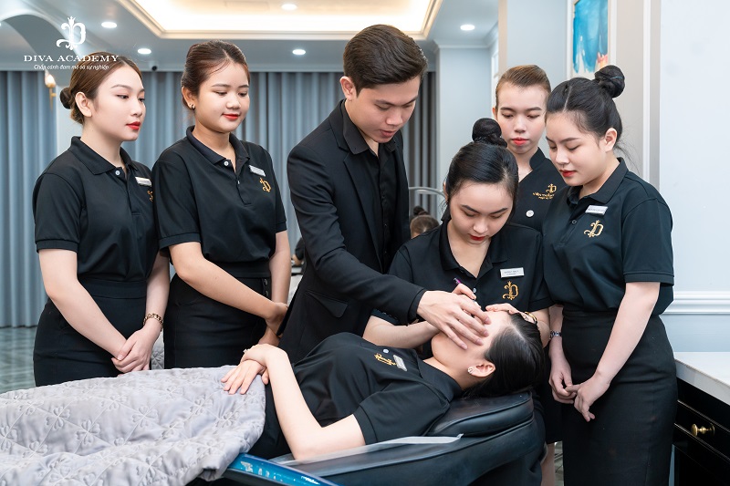 Khóa điêu khắc lông mày tại DIVA Academy được nhiều bạn trẻ tin chọn