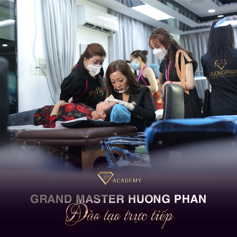 Một buổi học thực hành điêu khắc chân mày tại Huong Phan Beauty Academy