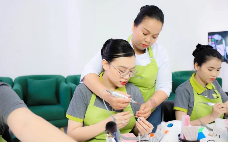 Học nail tại những trung tâm dạy nghề uy tín mang đến nhiều lợi ích