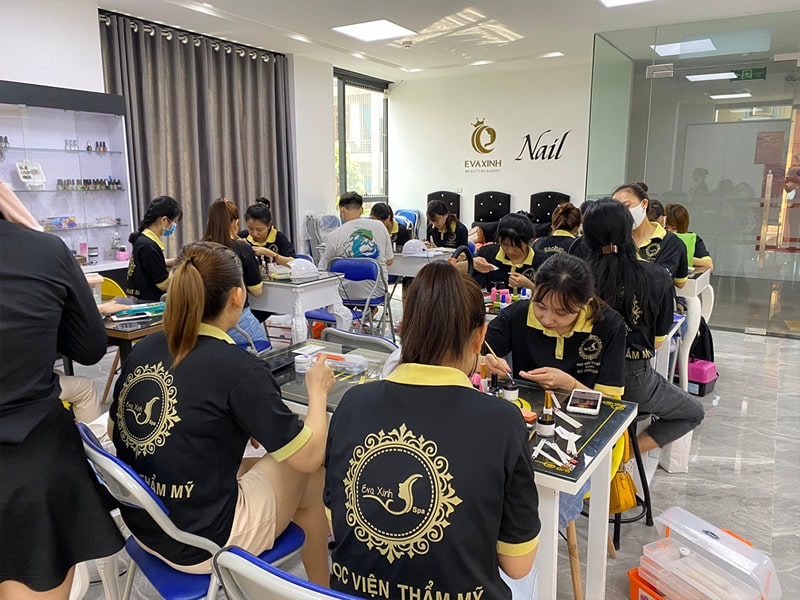 Eva Xinh luôn có đông đảo học viên đăng ký học nail