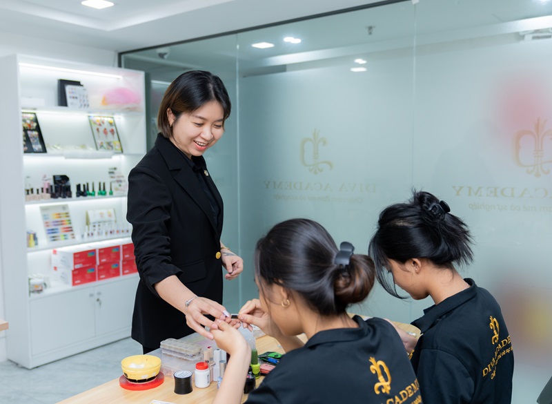 Chương trình đào tạo nghề nail tại DIVA Academy được thiết kế bài bản và chuyên nghiệp