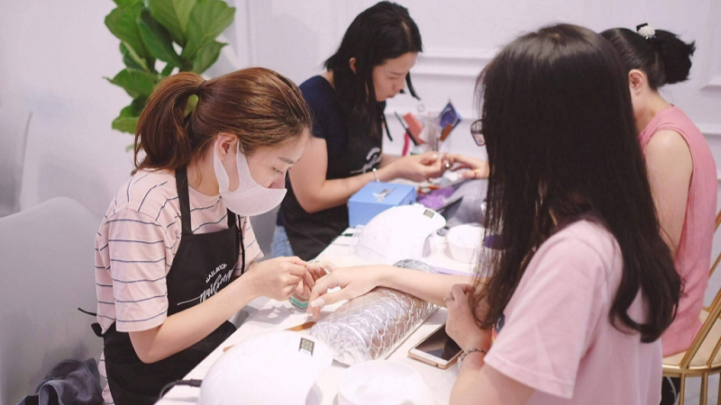 Một buổi thực hành làm nail tại trường dạy nail NEOBeauty 