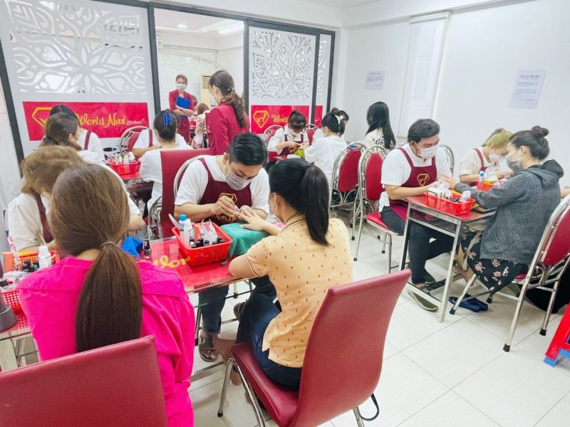 Có khá nhiều bạn trẻ đang theo học nghề nail tại World Nail School