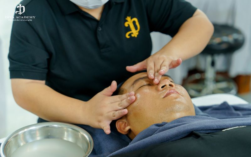 Khóa học spa thường đào tạo chuyên sâu các kỹ thuật massage chuyên nghiệp