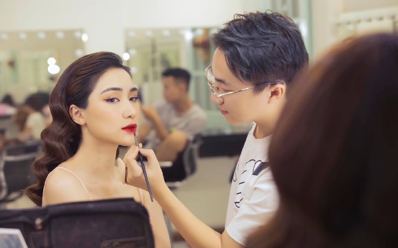 Makeup Artist Trần Quốc Huy là người đứng lớp học trang điểm tại đây