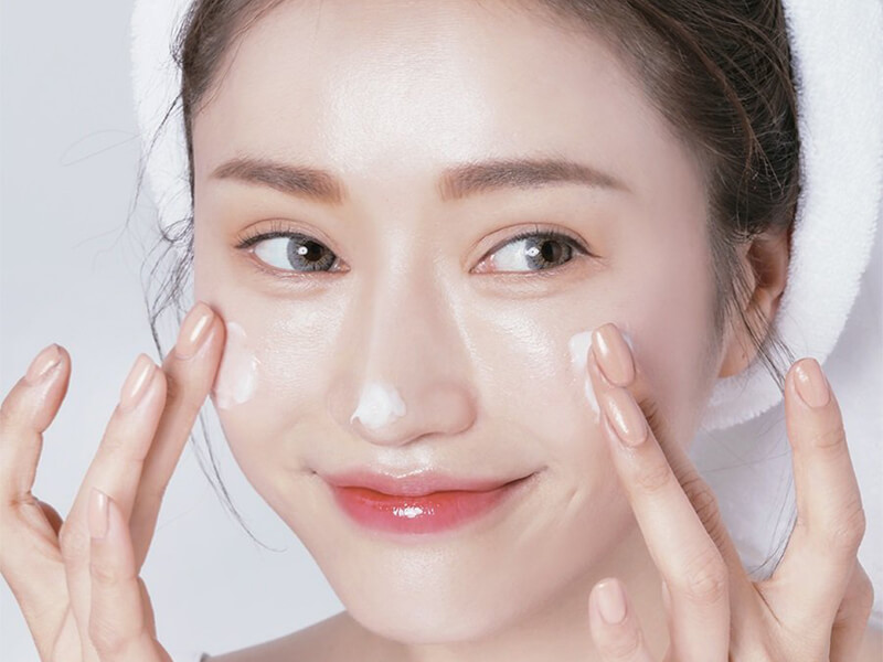 Cần kết hợp thoa kem dưỡng ẩm trong quy trình skincare buổi tối