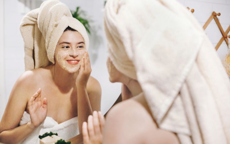 Tẩy tế bào chết cũng là bước skincare cần thiết cho da nhạy cảm