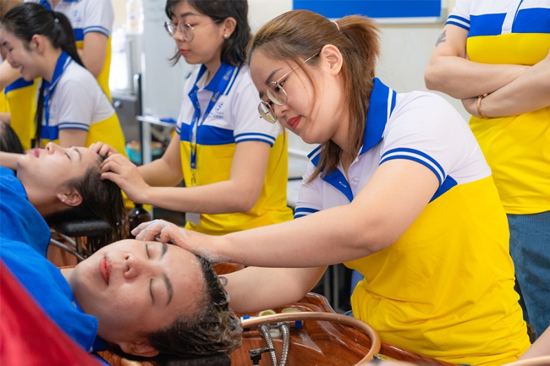 Học viên thực hành gội đầu dưỡng sinh tại Seoul Academy