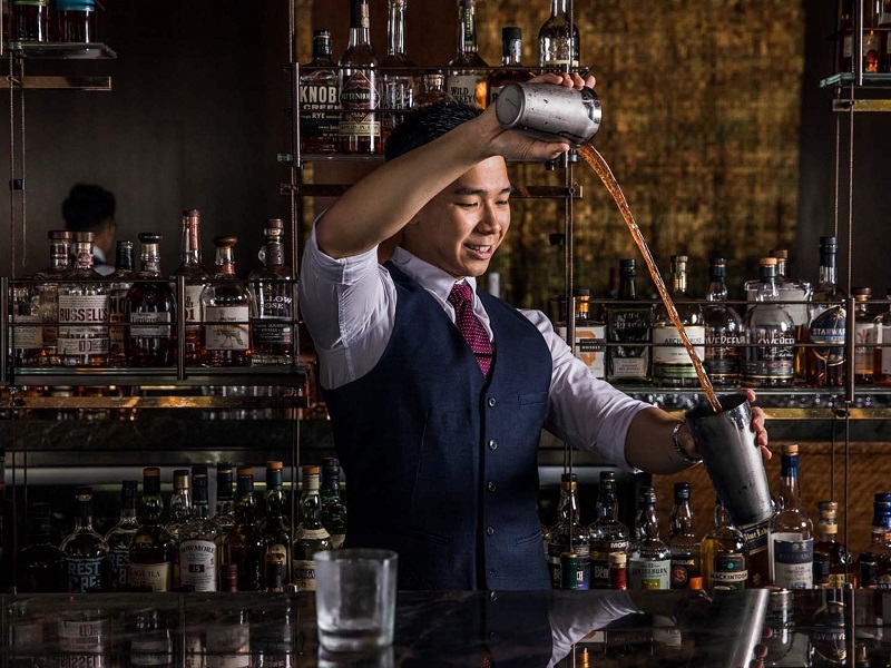 Học bartender làm việc trong môi trường năng động