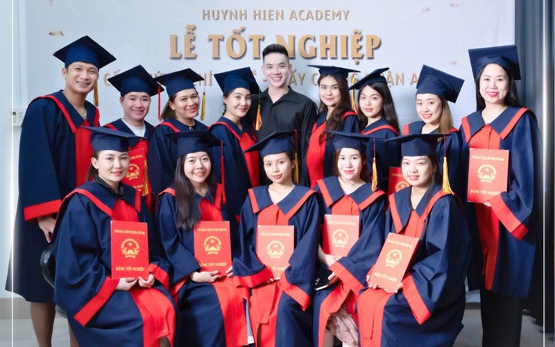 Học viên khóa phun xăm thẩm mỹ tại Huynh Hien Beauty Academy làm tốt nghiệp