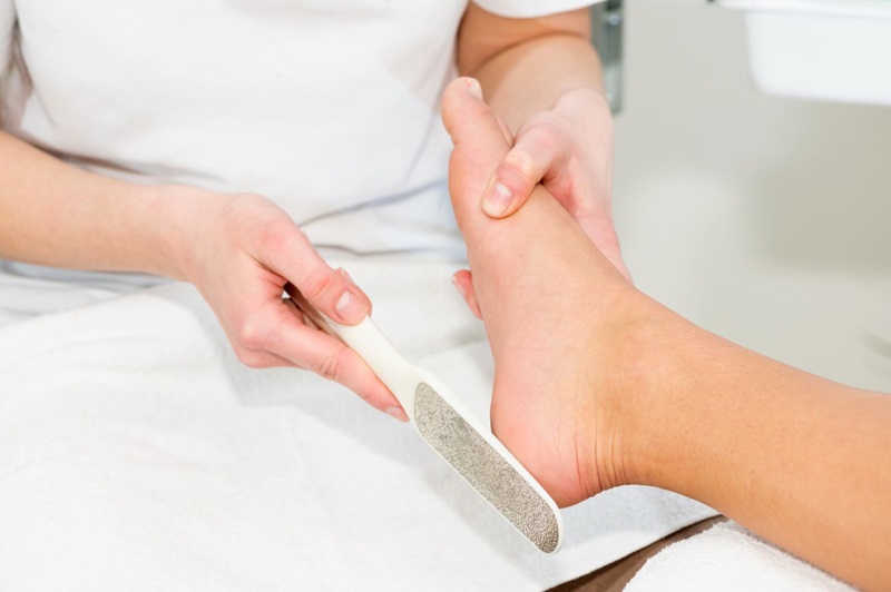 Chà gót chân là kỹ thuật chăm sóc tay chân cơ bản trong khóa học nail trọn gói