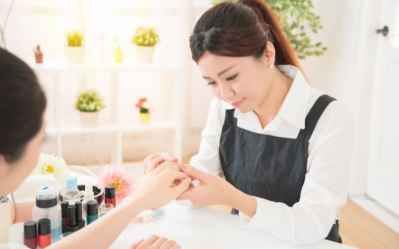 Các kỹ thuật chăm sóc móng cũng được chú trọng trong khóa học nail trọn gói