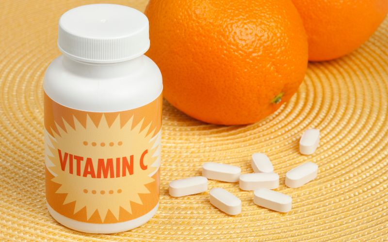 Vitamin C hỗ trợ điều trị tình trạng mụn thâm hiệu quả