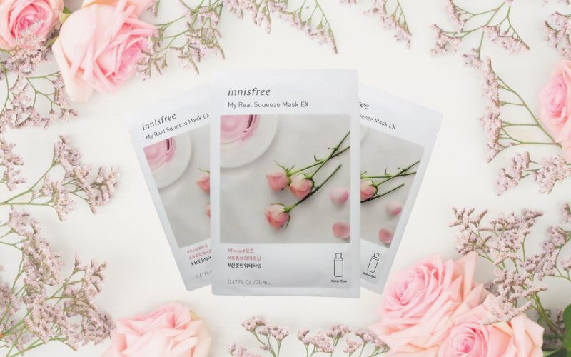 Mặt nạ Innisfree Rose My Real Squeeze chứa nhiều thành phần hỗ trợ trị mụn