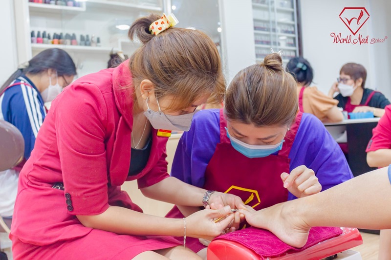 Giảng viên dạy nail tại World Nails School luôn theo sát mỗi học viên