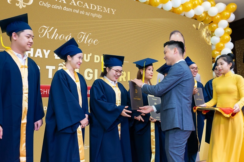 DIVA Academy trao bằng tốt nghiệp cho học viên tốt nghiệp khóa quản lý spa tại Cần Thơ