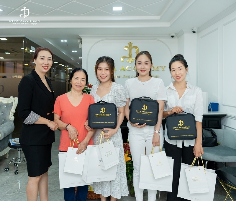 Tặng bộ dụng cụ học tập khi đăng ký khóa đào tạo phun xăm tại DIVA Academy