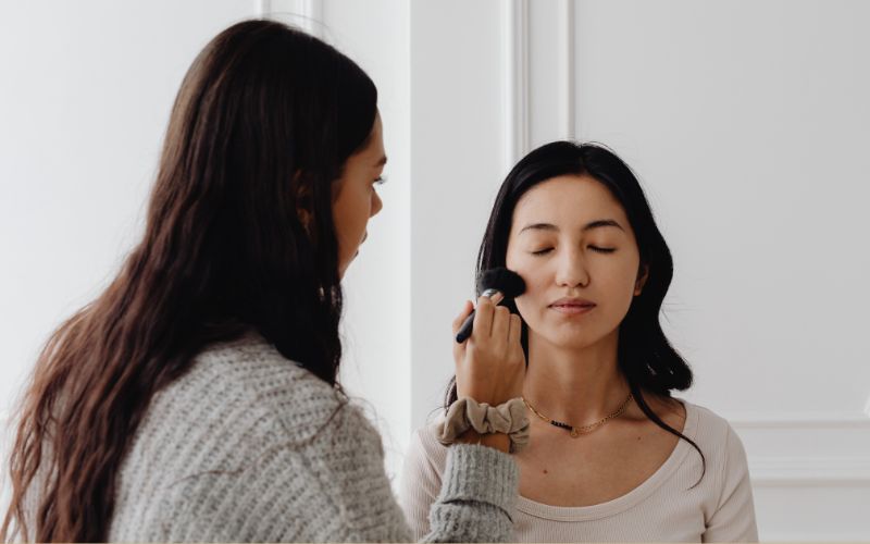 Da sau mụn vẫn nên hạn chế make up thường xuyên