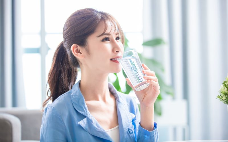 Uống đủ 2 lít nước mỗi ngày giúp cung cấp độ ẩm cho vùng da phun xăm