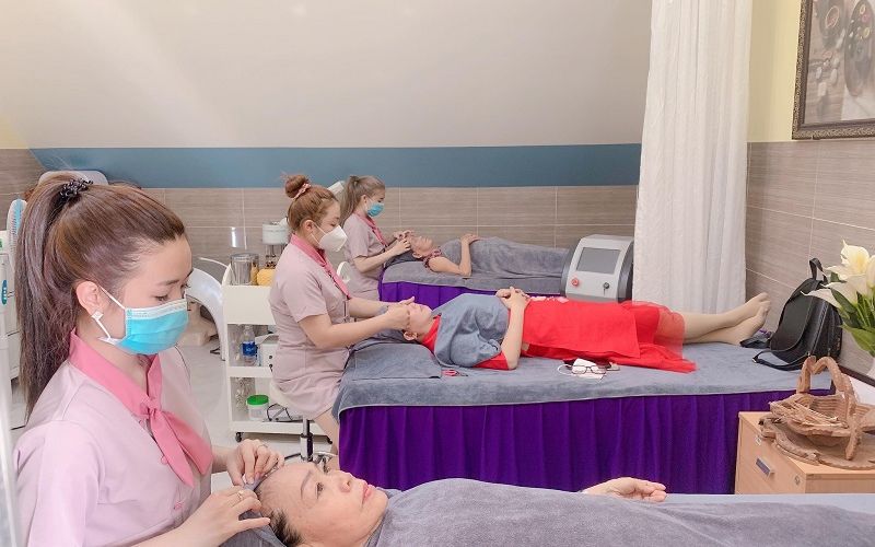 Học viên thực hành các kỹ thuật spa trên mẫu thật tại Grace Spa