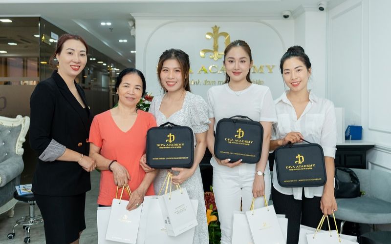 Học viên được hỗ trợ dụng cụ học nghề khi đăng ký tại DIVA Academy