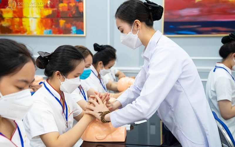 Khóa học chăm sóc da mặt cơ bản đến nâng cao được nhiều bạn trẻ lựa chọn