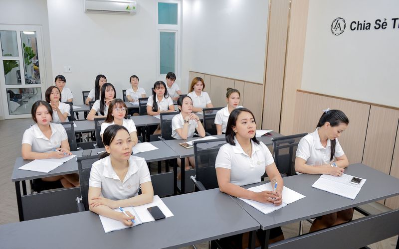 Linh Anh Academy cũng chú trọng đào tạo vững lý thuyết