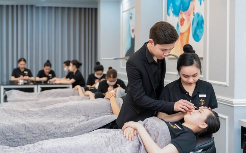 Giảng viên tại DIVA Academy “cầm tay chỉ việc” suốt quá trình học