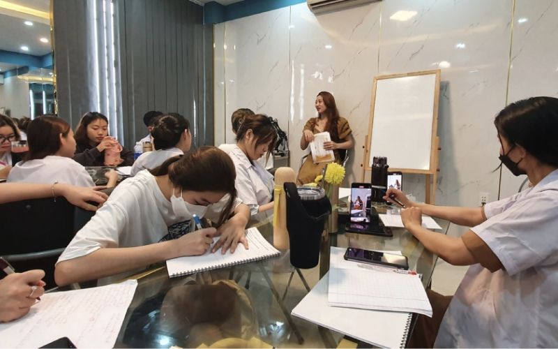 Buổi học nối mi tại OV’s Beauty Academy