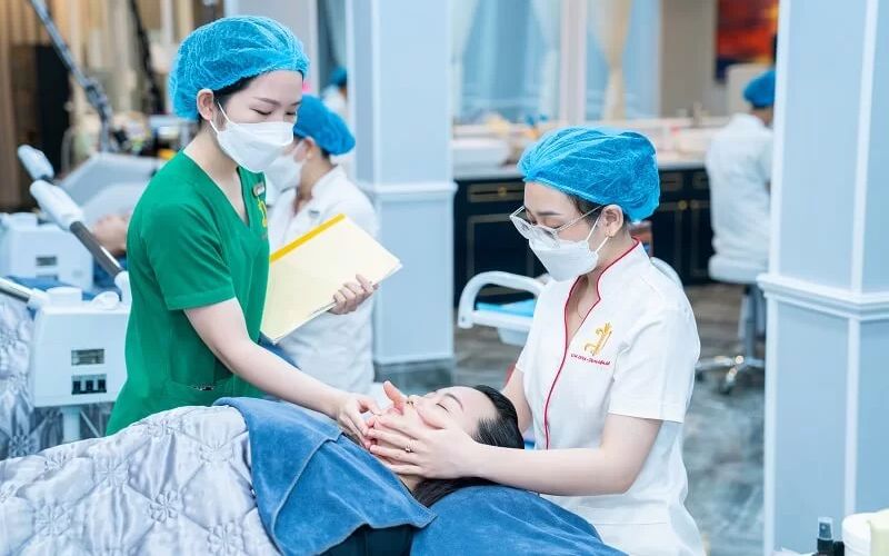 Học viên được đào tạo về các kỹ thuật chăm sóc da tại spa