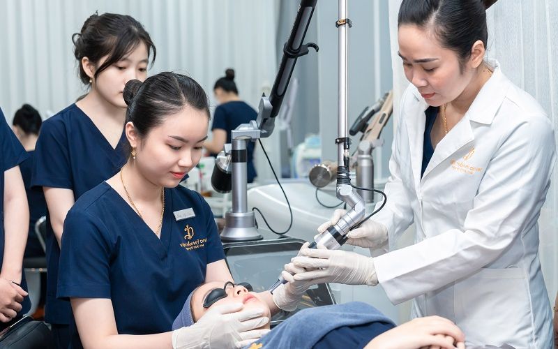 Giảng viên tại DIVA Academy theo sát để hướng dẫn học viên 