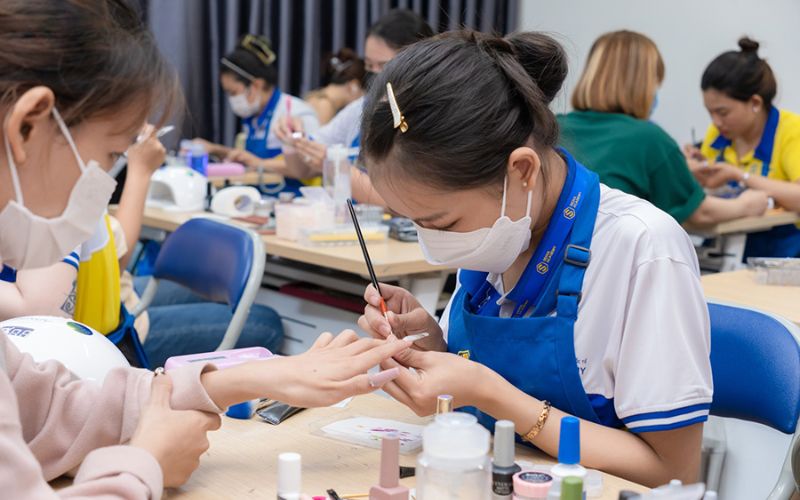 Seoul Academy cho học viên làm nail thường xuyên trên mẫu thật