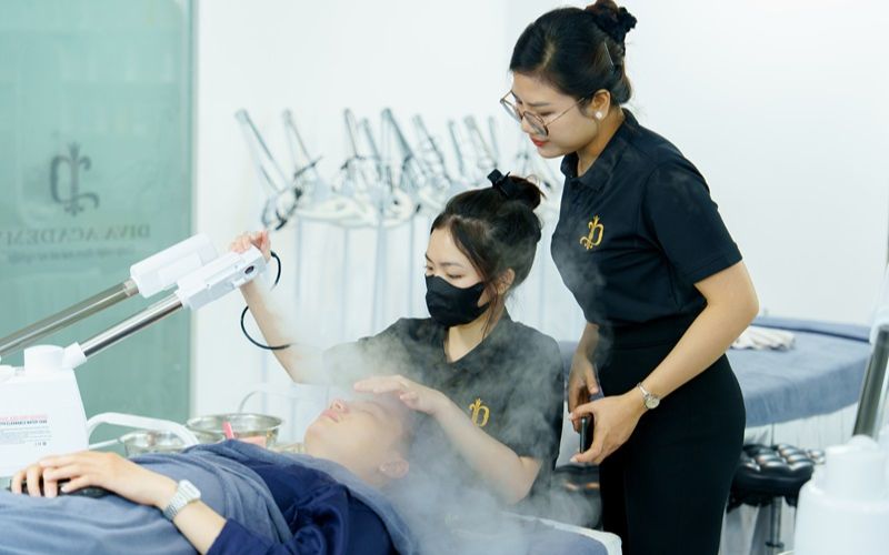 Học nghề spa vừa học vừa làm giúp tiết kiệm chi phí học tập đáng kể