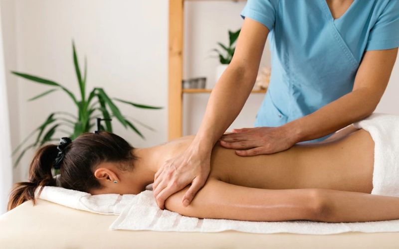 Kỹ thuật massage trị liệu trong khóa học spa ở Đồng Nai