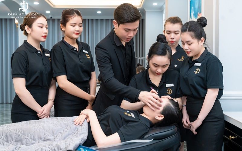 Kỹ thuật phun xăm thẩm mỹ cũng là một phần của khóa học spa