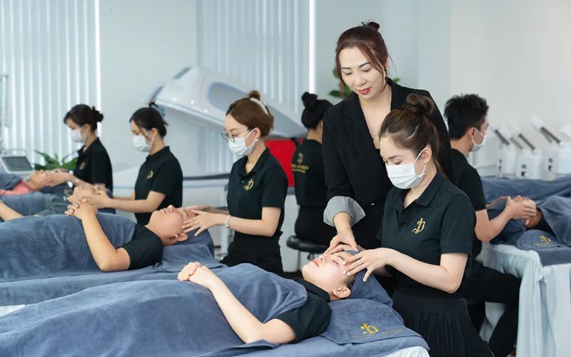 Lớp học nghề spa thực hành tại DIVA Academy