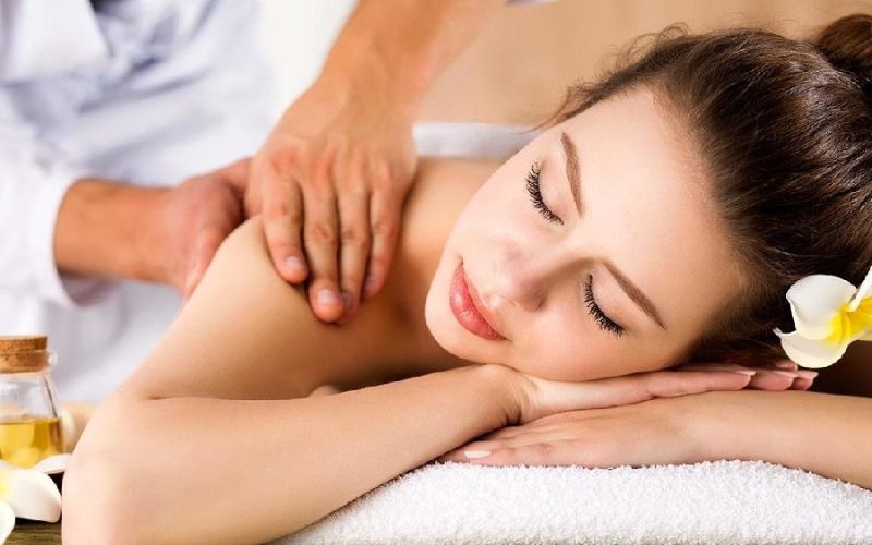 Học viên của Luna House đang thực hành spa trên mẫu thật