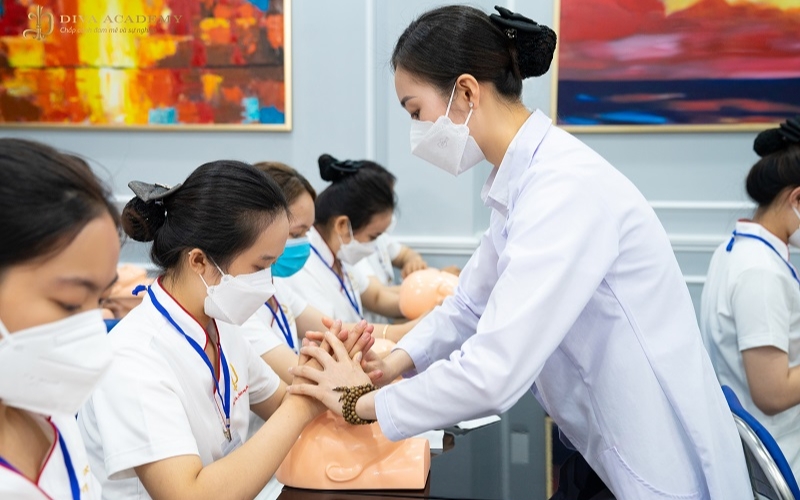 Học viên học quy trình dưỡng da chuyên sâu đúng chuẩn