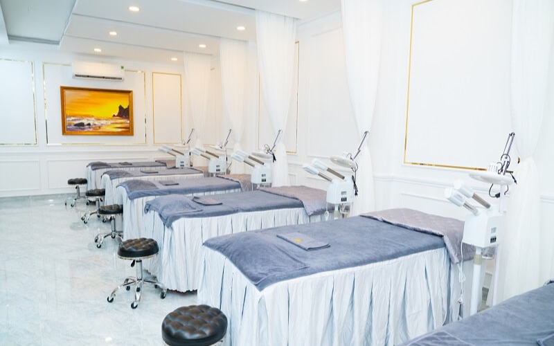 Không gian spa sang trọng với đầy đủ dụng cụ hiện đại