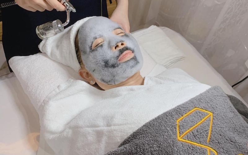 Học viên Diamond Spa đang thực hành chăm sóc da trên mẫu thật