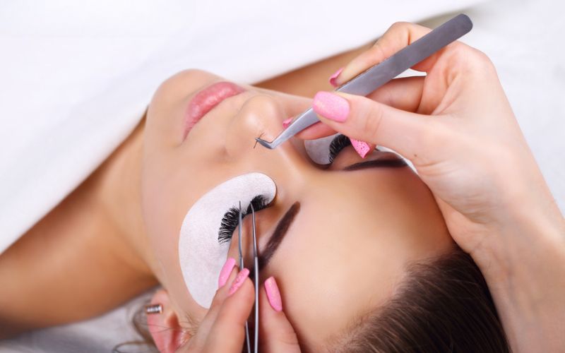 Các spa hay thẩm mỹ viện đều cần những người thợ nối mi tay nghề cao