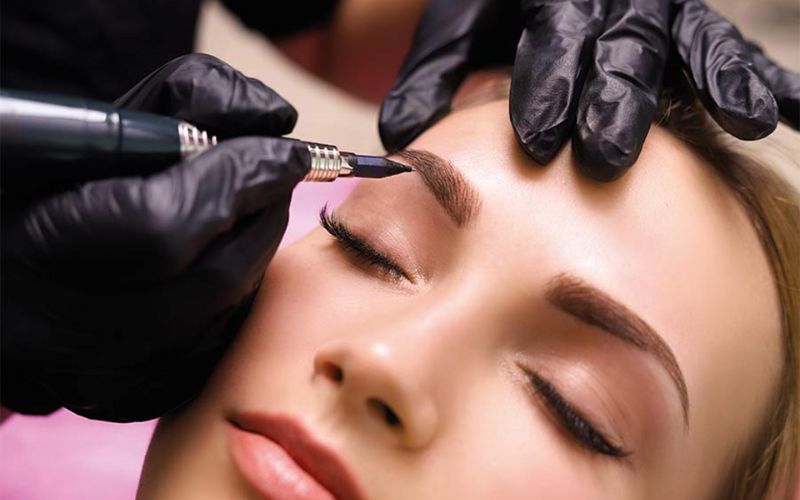 Học viên Trúc Phạm Beauty & Academy đang thực hành trên mẫu Tây