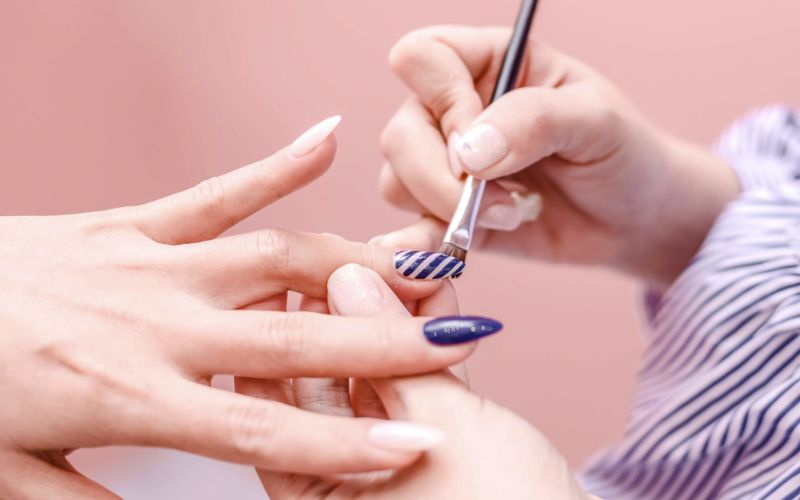 Nghề nail phù hợp với những bạn nữ khéo léo