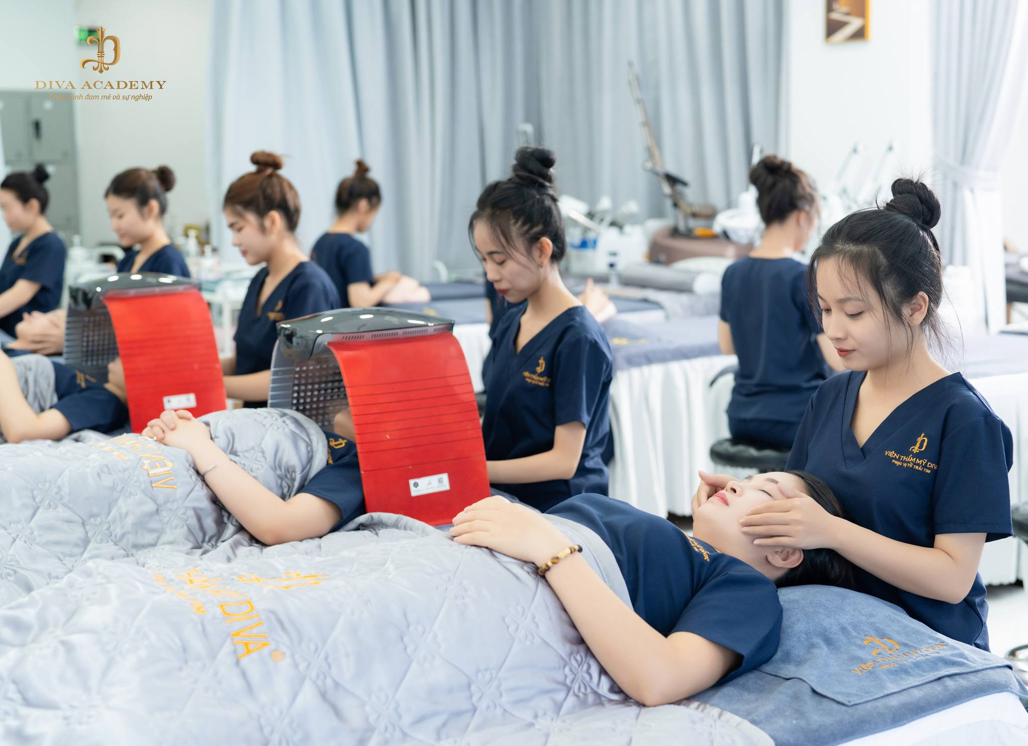 Học viên được tham gia thực tập tại spa sau buổi tham quan học hỏi kinh nghiệm thực tế