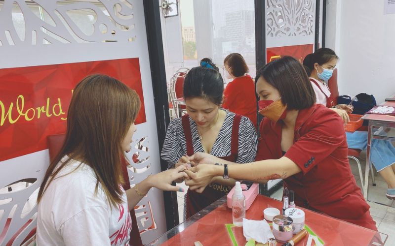 Giảng viên tại World Nail School luôn theo sát học viên trong quá trình học